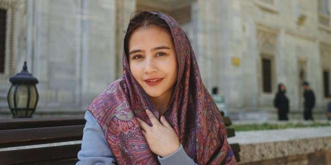 Pose di Atas Kapal, Salah Satu Bagian Tubuh Prilly Latuconsina Bikin Salfok