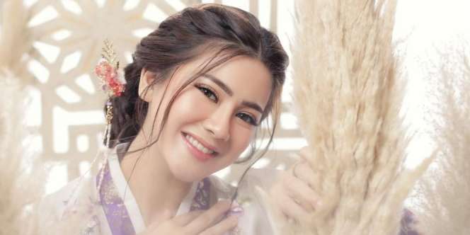 Gaya Simpel Felicya Angelista Momong Anak di Singapura, Selempangi Tas Seharga Mobil Baru