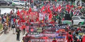 5.000 Buruh Kepung Patung Kuda, Ini Tuntutannya