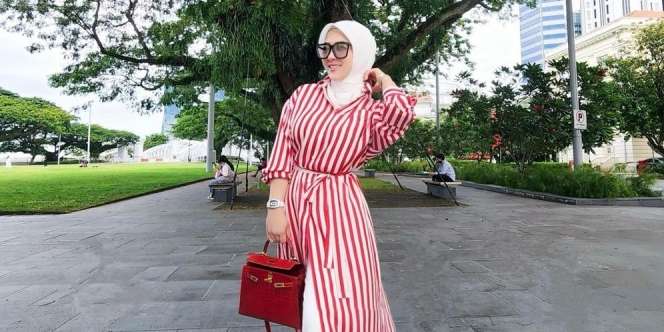 Syahrini Tampil Serba Merah, Tenteng Tas Rp1,5 Miliar