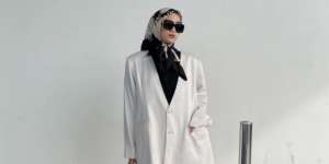 Inspirasi Outfit Hijab Hitam dan Putih untuk Ngantor