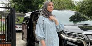 OOTD Hangout Dwi Handayani, Simpel dan Stylish