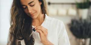 Hair Oil yang Cocok untuk Rambut Keriting, Bisa Bikin Berkilau