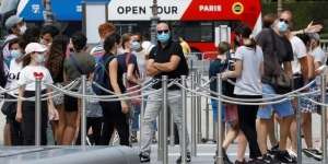 Prancis Hapus Aturan Masker dan Syarat Vaksinasi