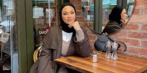 Inspirasi Gaya Hijab Pashmina Jersey Versi Hijaber Chinutay