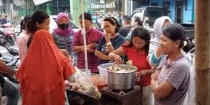 Penjual Ketupat Sehari Dapat Rp1 Juta, Dinyinyiri Tetangga dan Dituding Pakai Penglaris