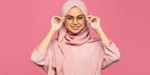 Trik Merias Mata Sesuai dengan Bentuk Kacamata