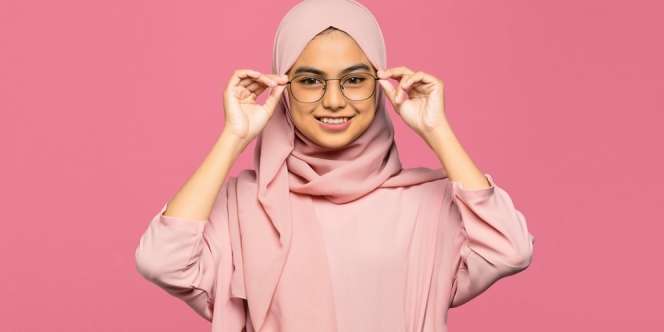 Trik Merias Mata Sesuai dengan Bentuk Kacamata
