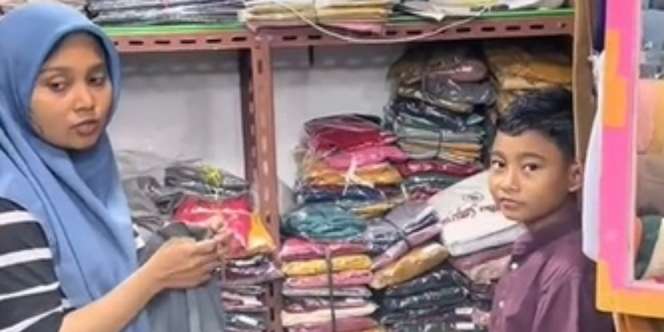Bocah Lelaki Terjang Hujan Demi Beli Kado Ibunya