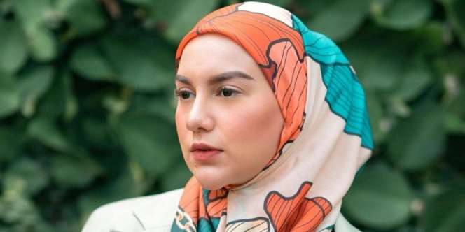 Style Seru Irish Bella Padukan Warna Cerah dalam Satu Tampilan