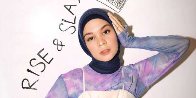 Gaya Simpel Tantri Namirah Nongkrong di Cafe, Padukan Banyak Warna Tanpa Terkesan Mencolok
