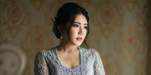 Pesona Via Vallen di Hari Pertunangan Berbalut Kebaya Simpel nan Anggun