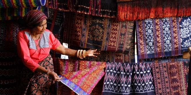 Tenun Nusa Tenggara Dikemas dalam Desain Mewah Kekinian