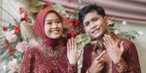 5 Potret Lamaran Bintang Emon dan Alca Octaviani Bernuansa Merah Marun