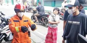 Bukan Cuma Padamkan Api, Petugas Damkar Ini Rela Selamatkan Uang Rp100 Ribu yang Jatuh di Gorong-Gorong