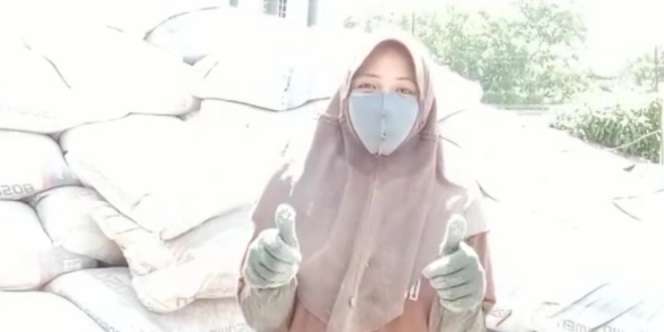 Salut! Gadis Canrtik Berhijab Ini Jadi Kuli Panggul Semen untuk Bantu Orangtua