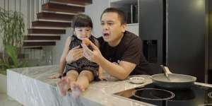 Raditya Dika Sibuk Shooting, Sang Putri: Papa Gak Kangen