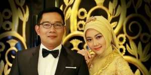 Ikut Rapat Serasa Fashion Show, Intip Gaya Stylish Ridwan Kamil dan Atalia Berbalut Busana Etnik