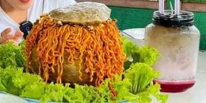Menu Unik, Bakso Gondrong Dilengkapi 'Rambut' 