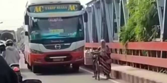 Respect! Uji Kesabaran Sopir Bus Uji di Belakang Nenek-Nenek Tuntun Sepeda di Jembatan