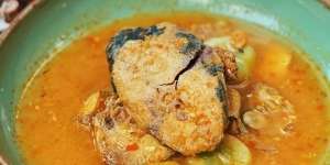 Di Luar Sedang Hujan? Hangatkan Badan dengan Lezatnya Sop Ikan Sanur