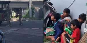 Terenyuh, Anak-Anak Pedagang Asongan Ngumpet di Sudut Parkiran Takut Digaruk Satpol PP