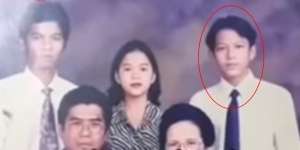 Remaja Berwajah Polos di Foto Keluarga Ini Kelak Jadi Vokalis Tersohor, Kenal?