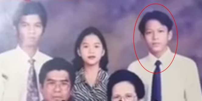 Remaja Berwajah Polos di Foto Keluarga Ini Kelak Jadi Vokalis Tersohor, Kenal?