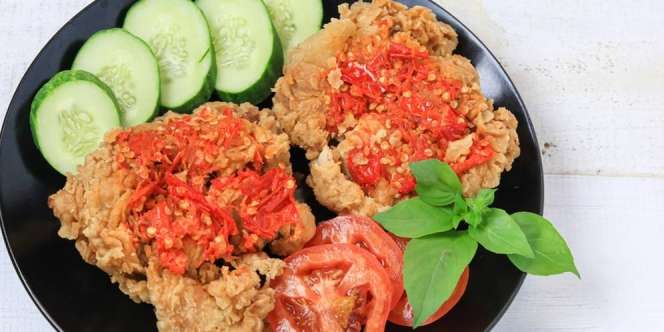  Ayam Geprek Sambal Terasi, Pedasnya Bikin Semangat Akhir Pekan