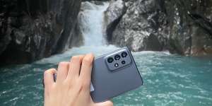 Tips Bikin Konten Ciamik Pakai Smartphone Saat Trekking ke Curug!