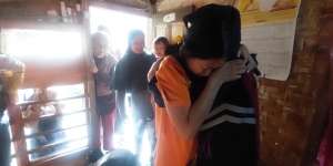 Detik-Detik Haru Gadis Garut Bisa Berjalan Lagi Setelah 4 Tahun Lumpuh