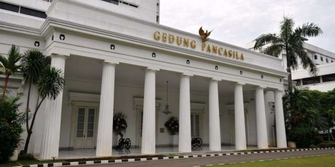 Kemenlu Panggil Dubes Inggris Paska Kibarkan Bendera LGBT, Begini Responsnya