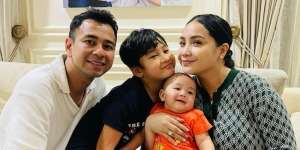 Momen Nagita Slavina Buka Amplop Tebal THR Rafathar dan Rayyanza 