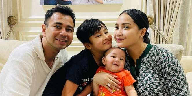 Momen Nagita Slavina Buka Amplop Tebal THR Rafathar dan Rayyanza 