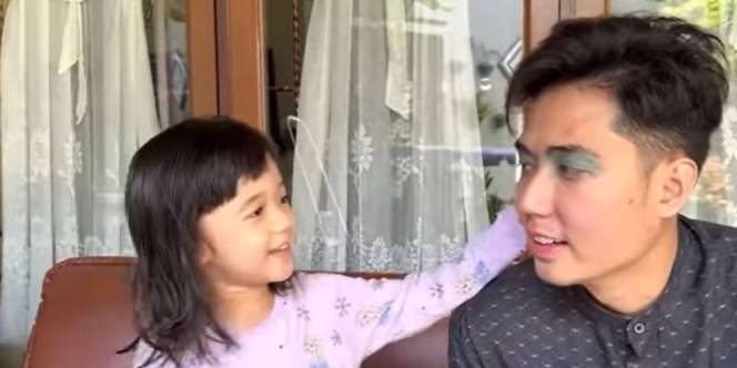 Rizky Kinos Pasrah Saat Sang Putri Ingin Make Up Wajahnya