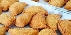 Gurihnya Nendang, Kelezatan Pastel Bumbu Kacang Ini Cocok Buat Ngemil Siang-Siang