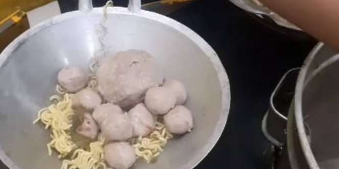Penyajian Bakso Unik, Bukan Pakai Mangkuk tapi Wajan  