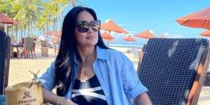 Deretan Gaya Donna Harun Pakai Jeans, Selalu Tampil Awet Muda 