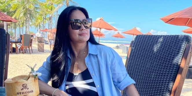 Deretan Gaya Donna Harun Pakai Jeans, Selalu Tampil Awet Muda 