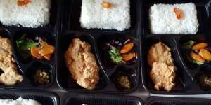 Butuh Pesan Nasi Kotak untuk Acara Hajatan di Kantor? NdeNdaNdo Bisa Diandalkan!