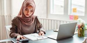 Tips Mencegah Dampak Buruk Duduk Terlalu Lama Selama WFH