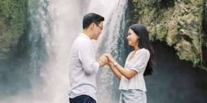 Maudy Ayunda Bagikan Detik-detik Dilamar di Air Terjun, Warganet Baper