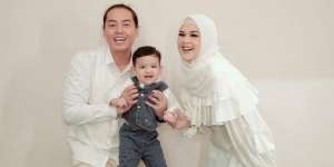Kompak Mirror Selfie Bareng Suami, Intip Detail Kemeja Cut Meyriska