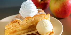 Apple Dump Cake yang Lembut Meleleh di Lidah