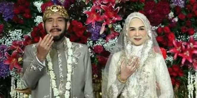 Batik Penuh Filosofi yang Dikenakan Adik Jokowi di Hari Pernikahan