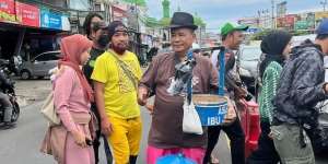 Totalitas Hotman Paris, Ubah Penampilan Nyentrik jadi Pedagang Gemblong di Puncak Demi Promo Program TV