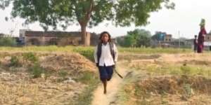 Viral Gadis Satu Kaki Tiap Hari Berjalan Sejauh 1 Km ke Sekolah: Videonya Bikin Netizen Haru, Aktor Terkenal Beri Reaksi Mengejutkan