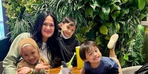 Momen Manis Donna Harun Bareng Cucu, Nenek Awet Muda!