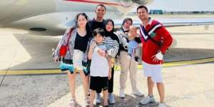 Gaya Rini Pengasuh Rayyanza Saat Diajak Liburan ke Eropa Naik Jet Pribadi, Netizen Malah Soroti Penampilannya