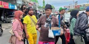 Bergelimang Harta & Selalu Tampil Mewah, Lihat Potret Hotman Paris Jadi Penjual Gemblong di Puncak, Totalitas Banget! 